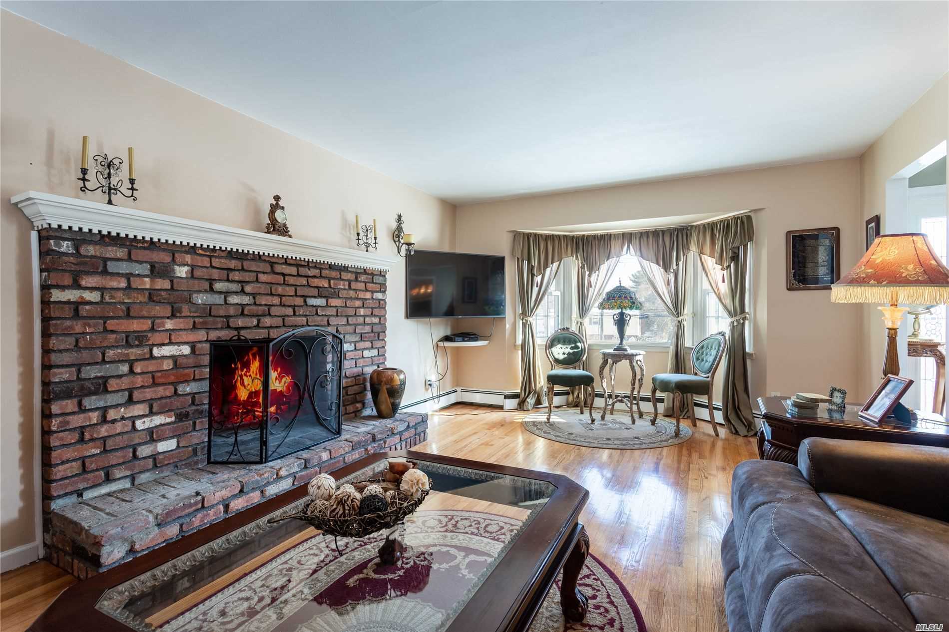 193 Oakwood Rd Huntington Ny 11743 Mls 3184988 Berkshire