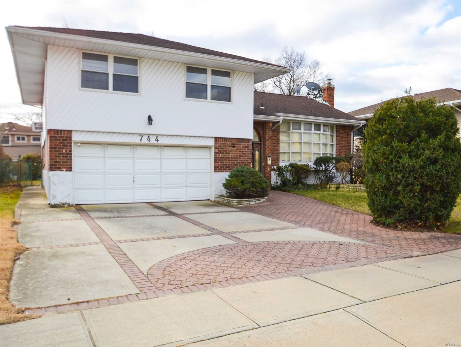 Sold 744 Hillcrest Place, North Woodmere, NY 11581 5 Beds / 3 Full